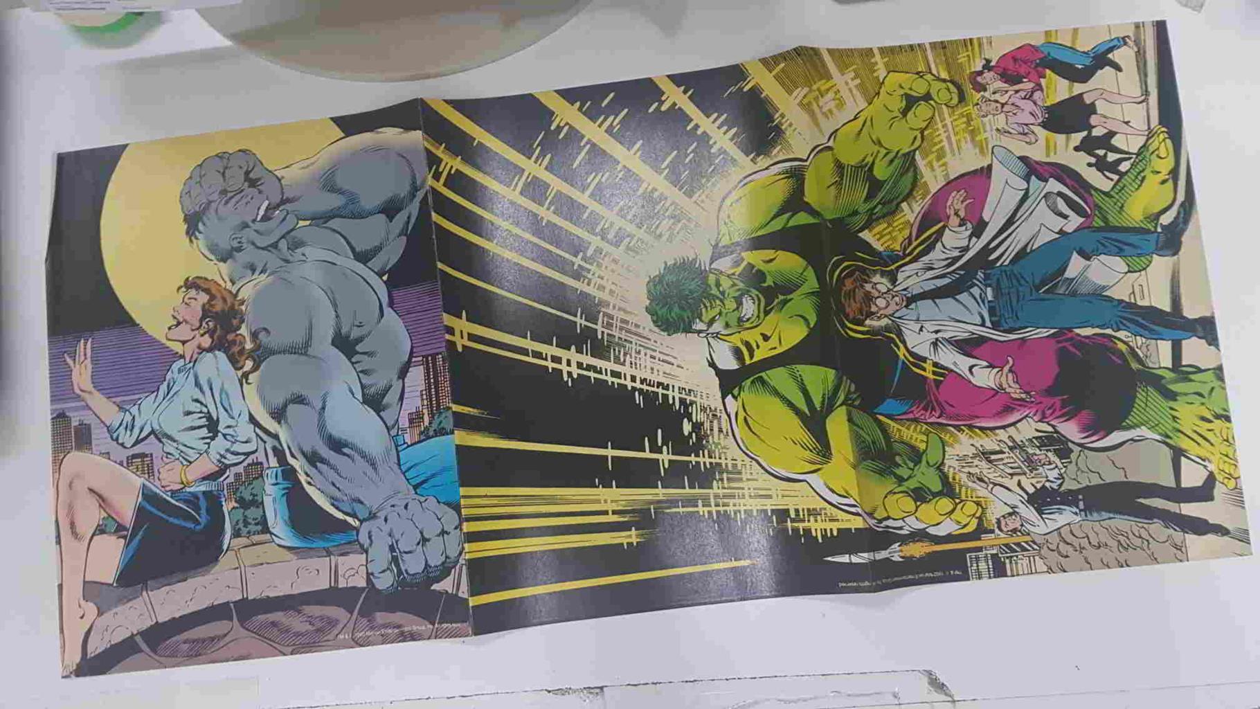 Poster doble: Hulk rompiendo unos cristales - Bruce Banner y Hulk. The Incredible Hulk Poster Magazine vol 1 num 1