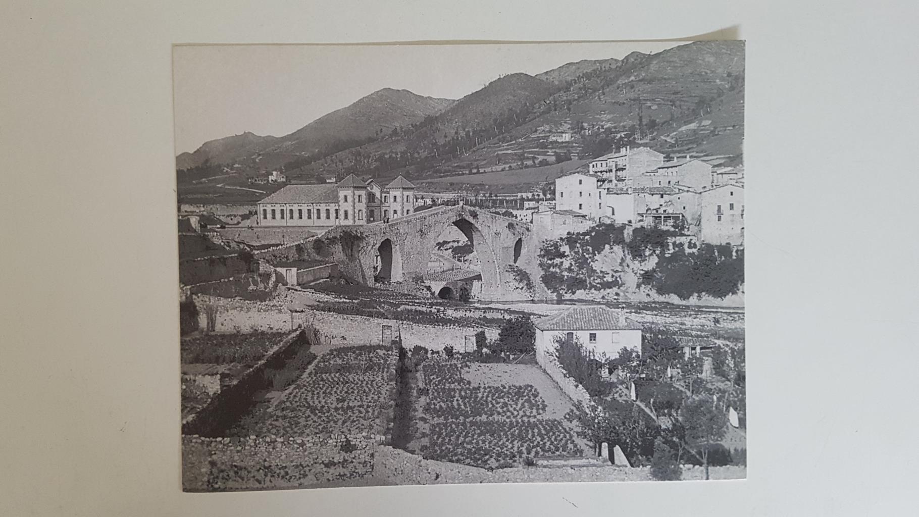 Foto facsimil del Pont sobre el riu Ter a sant joan de les abadesses (girona)