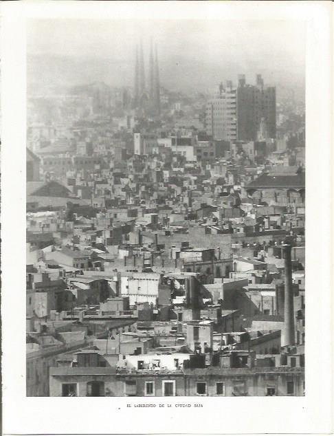 LAMINA 21554: Barrio de Barcelona con la Sagrada Familia al fondo