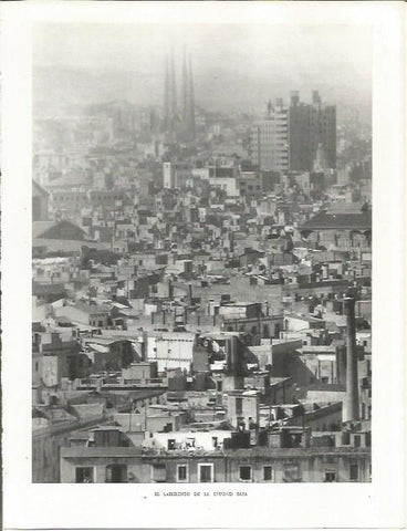LAMINA 21554: Barrio de Barcelona con la Sagrada Familia al fondo