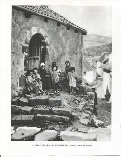 LAMINA 26621: Familia en un caserio del Valle de Salazar