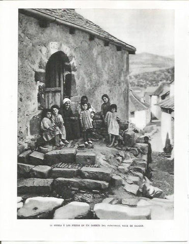 LAMINA 26621: Familia en un caserio del Valle de Salazar