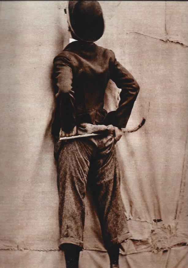 LAMINA 31215: Charlie Chaplin de espaldas