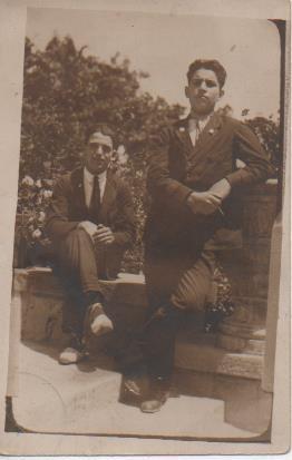 Varios E00266: Postal B/N Antigua amigos en un parque