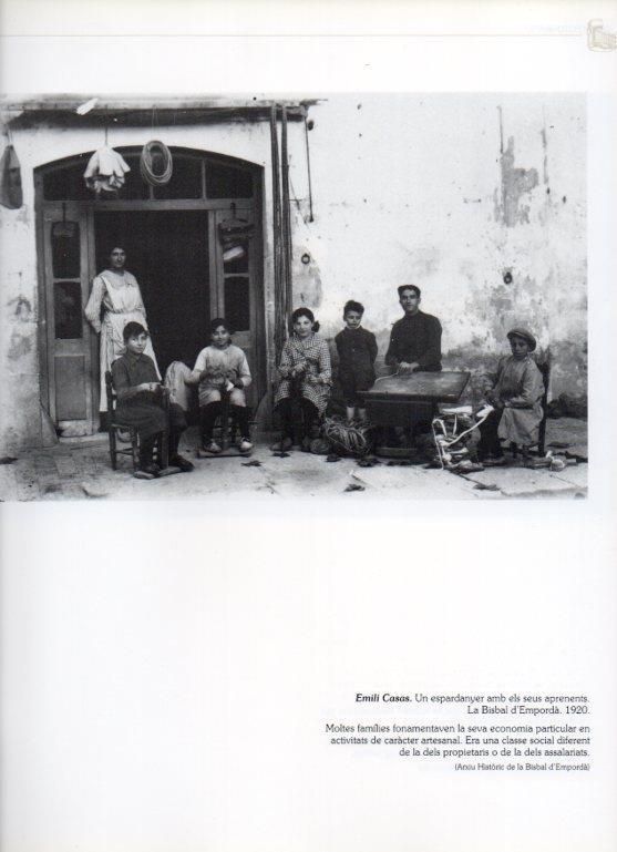 LAMINA V16276: Alpargatero con sus aprendices en La Bisbal d'Emporda 1920