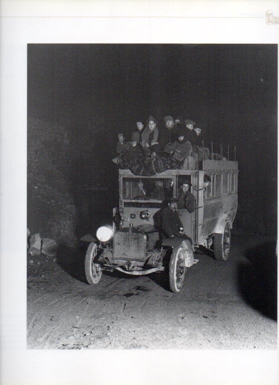 LAMINA V16258: Coche de linea en la carretera de Vic en 1917