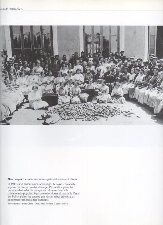 LAMINA V16296: Mujeres en el patio de la Casa del Poble de Terrassa en 1911