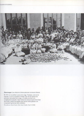 LAMINA V16296: Mujeres en el patio de la Casa del Poble de Terrassa en 1911
