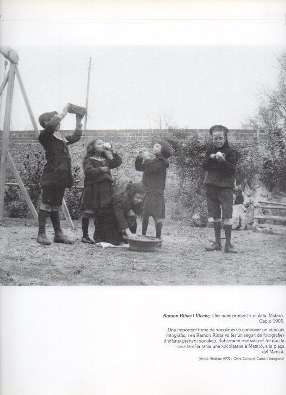 LAMINA V16214: Niños comiendo chocolate en Mataro 1905