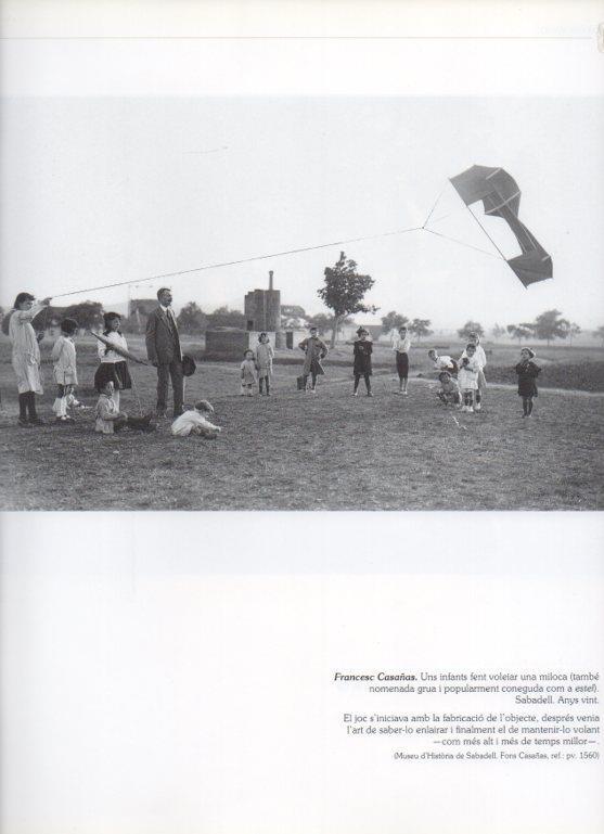 LAMINA V16213: Niños volando cometas en Sabadell año 1920