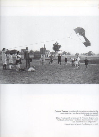 LAMINA V16213: Niños volando cometas en Sabadell año 1920