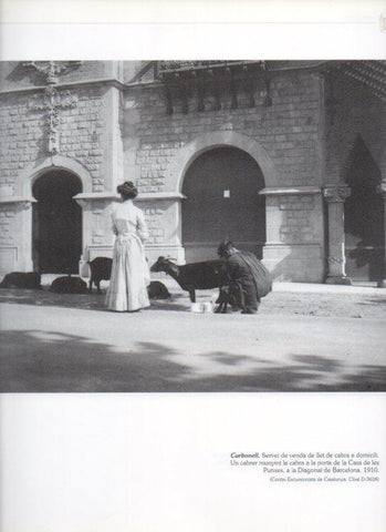 LAMINA V16212: Cabrero frente la Casa de les Punxes en Barcelona 1910