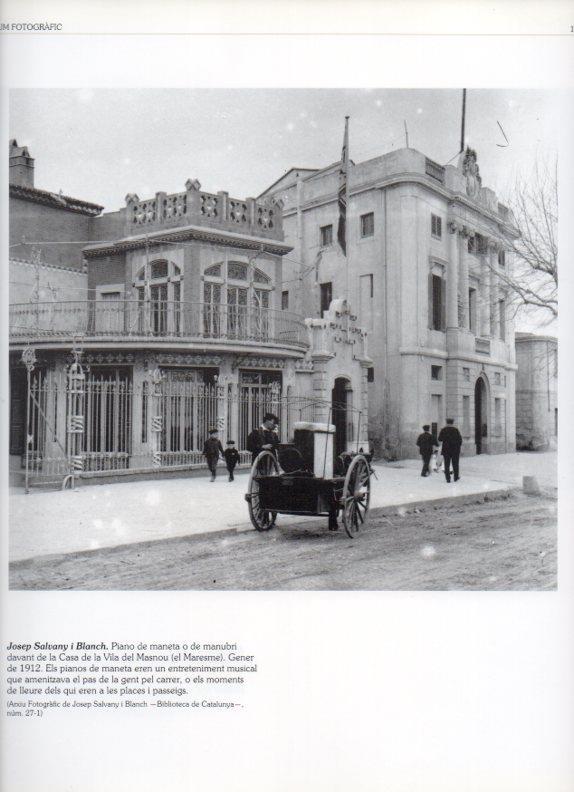 LAMINA V16221: Piano de mano frente a la Casa de la Vila del Masnou 1912