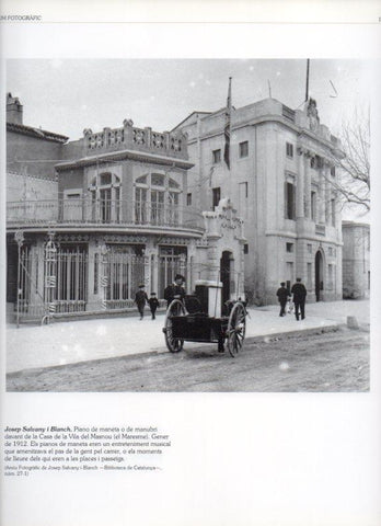 LAMINA V16221: Piano de mano frente a la Casa de la Vila del Masnou 1912