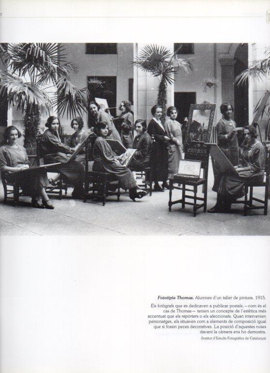 LAMINA V16246: Alumnas en un taller de pintura en 1915