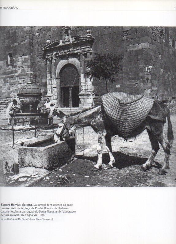 LAMINA V16220: Fuente de la plaza de Prades con el bebedero de animales agosto 1926