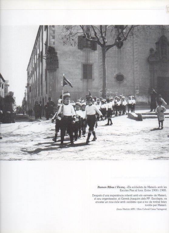 LAMINA V16236: Los soldaditos de Mataro frente a las Escuelas Pias entre 1900 y 1905