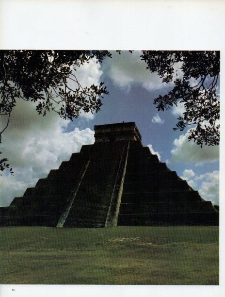 LAMINA V18292: Piramide de Kukulkan en Chichen Itza