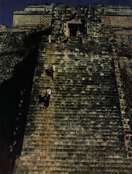 LAMINA V18278: Escalera de la Piramide del Adivino en Uxmal