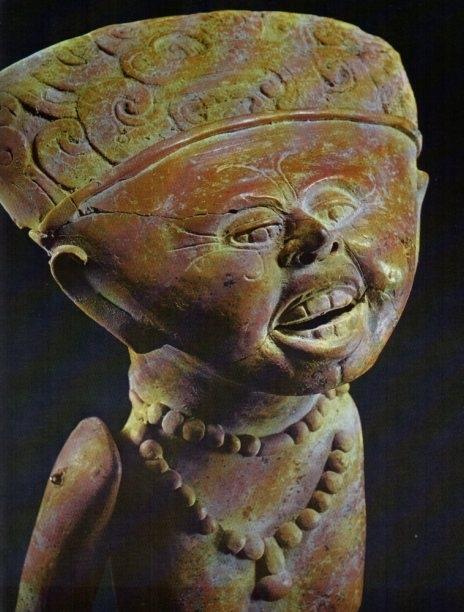 LAMINA V18263: Terracota masculina sonriente proveniente de Veracruz