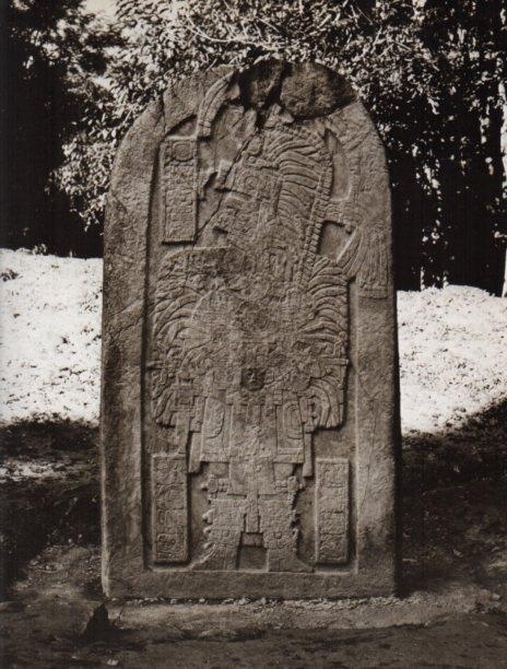 LAMINA V18274: Estela 16 del Templo de la Serpiente en Tikal