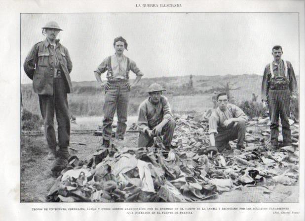 LAMINA V20910: Uniformes armas abandonadas por los alemanes y recogidos por soldados de Canada