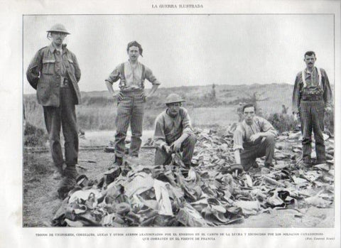LAMINA V20910: Uniformes armas abandonadas por los alemanes y recogidos por soldados de Canada