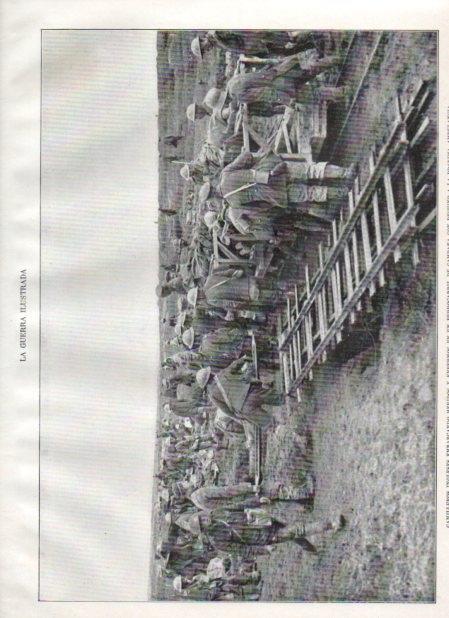 LAMINA V21054: Camilleros ingleses embarcando heridos en un tren
