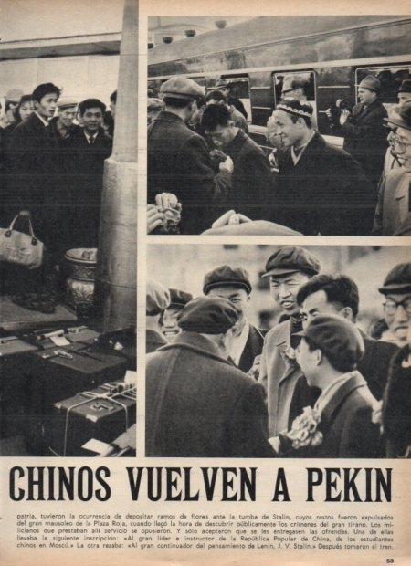 LAMINA V21397: Chinos en estacion de Moscu tras depositar ramos de flores tumba Stalin