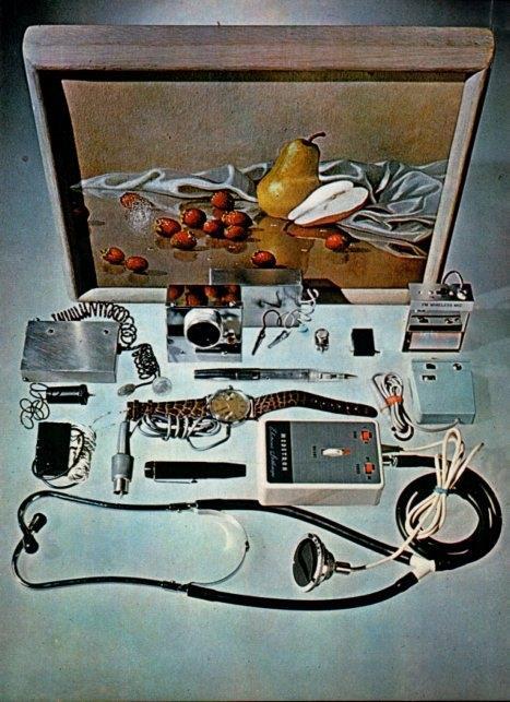 LAMINA V21099: Muestrario de objetos de espionaje electronico