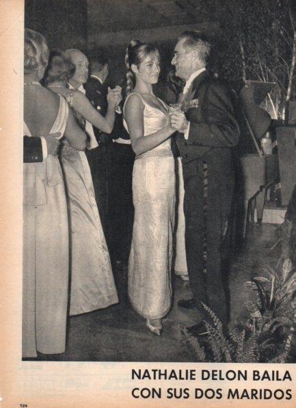 LAMINA V21313: Nathalie Delon bailando