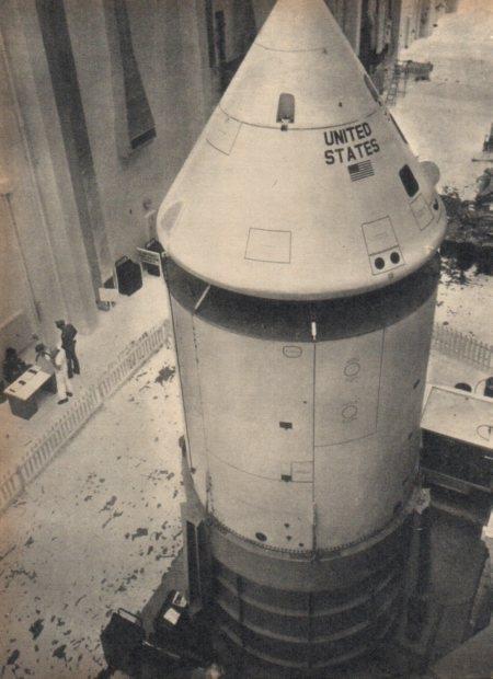 LAMINA V21355: Primer vehiculo espacial Apolo en la torre de montaje