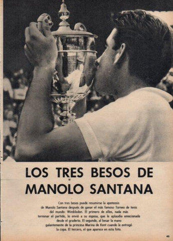 LAMINA V24901: M. Santana con la copa de Wimbledon 