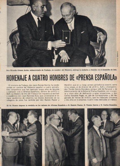 LAMINA V24957: Azorin recibiendo medalla