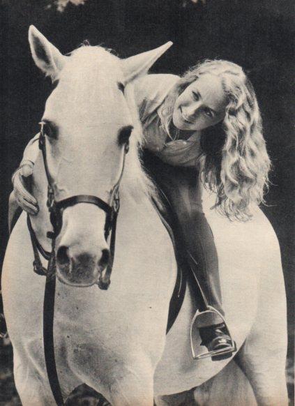 LAMINA V24962: Brigitte Fossey a caballo