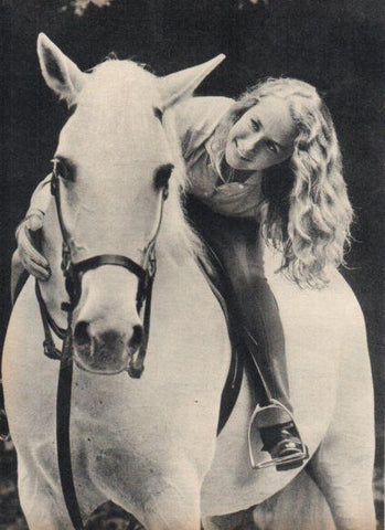 LAMINA V24962: Brigitte Fossey a caballo