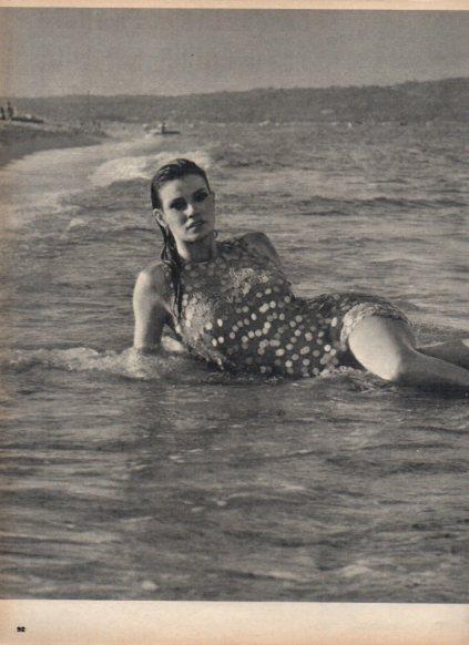 LAMINA V24965: Raquel Welch en la playa