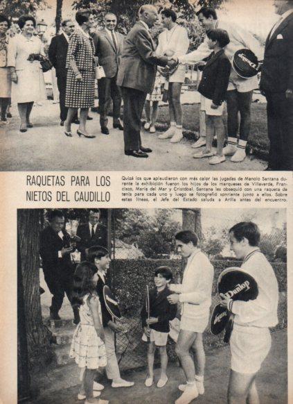 LAMINA V24974: Santana regalando raquetas de tenis a los nietos de Franco