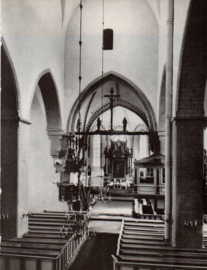 LAMINA V24775: Tallinn. Catedral de Toom nave central