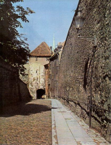 LAMINA V24786: Tallinn. Torre Pikk Jalg vista desde la Ciudad Baja