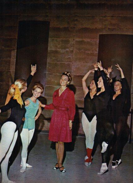 LAMINA V25141: Veronica Kusnin junto a bailarinas