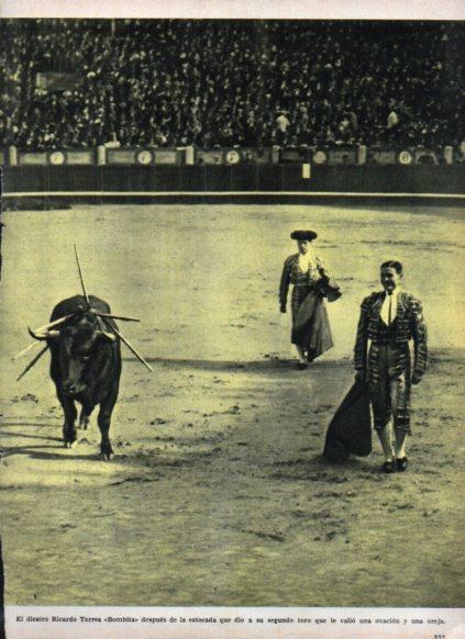 LAMINA V25146: Ricardo Torres Bombita en plaza de toros