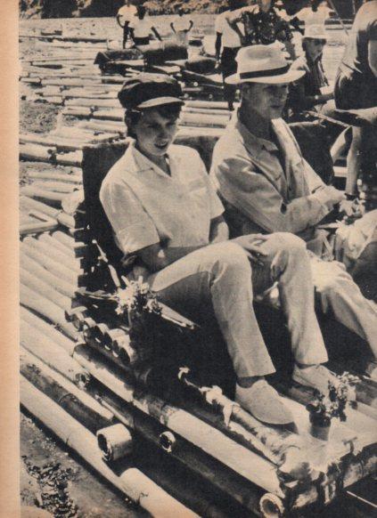 LAMINA V25030: Principe Carlos de Inglaterra y hermana