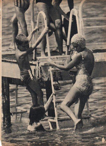 LAMINA V25040: Grace Kelly y sus hijos bañandose