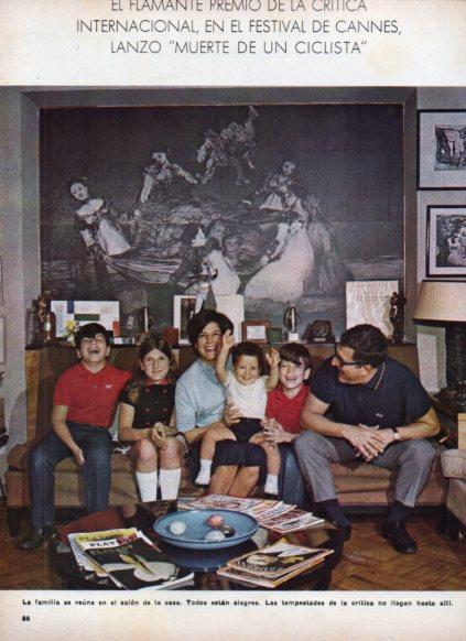 LAMINA V24983: Juan Antonio Bardem y familia en su casa