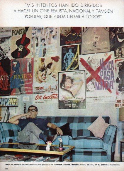 LAMINA V24984: J. Antonio Bardem junto a carteles de sus peliculas