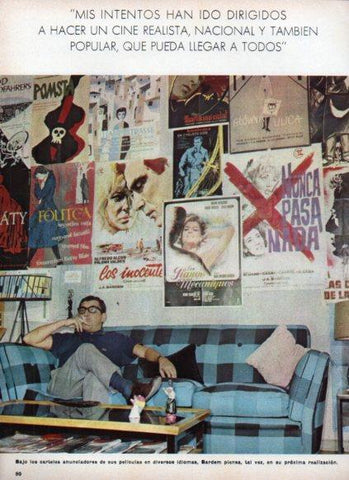 LAMINA V24984: J. Antonio Bardem junto a carteles de sus peliculas