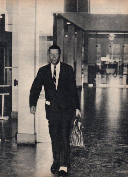 LAMINA V24995: Robert McNamara escayolado