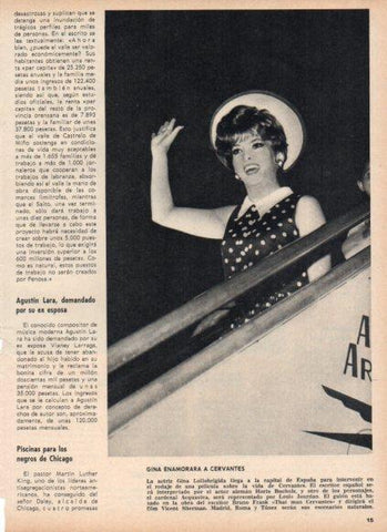 LAMINA V25011: Gina Lollobrigida bajando de un avion
