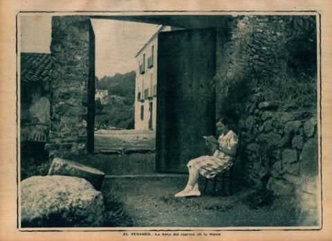 LAMINA V24505: Mujer sentada frente a una masia